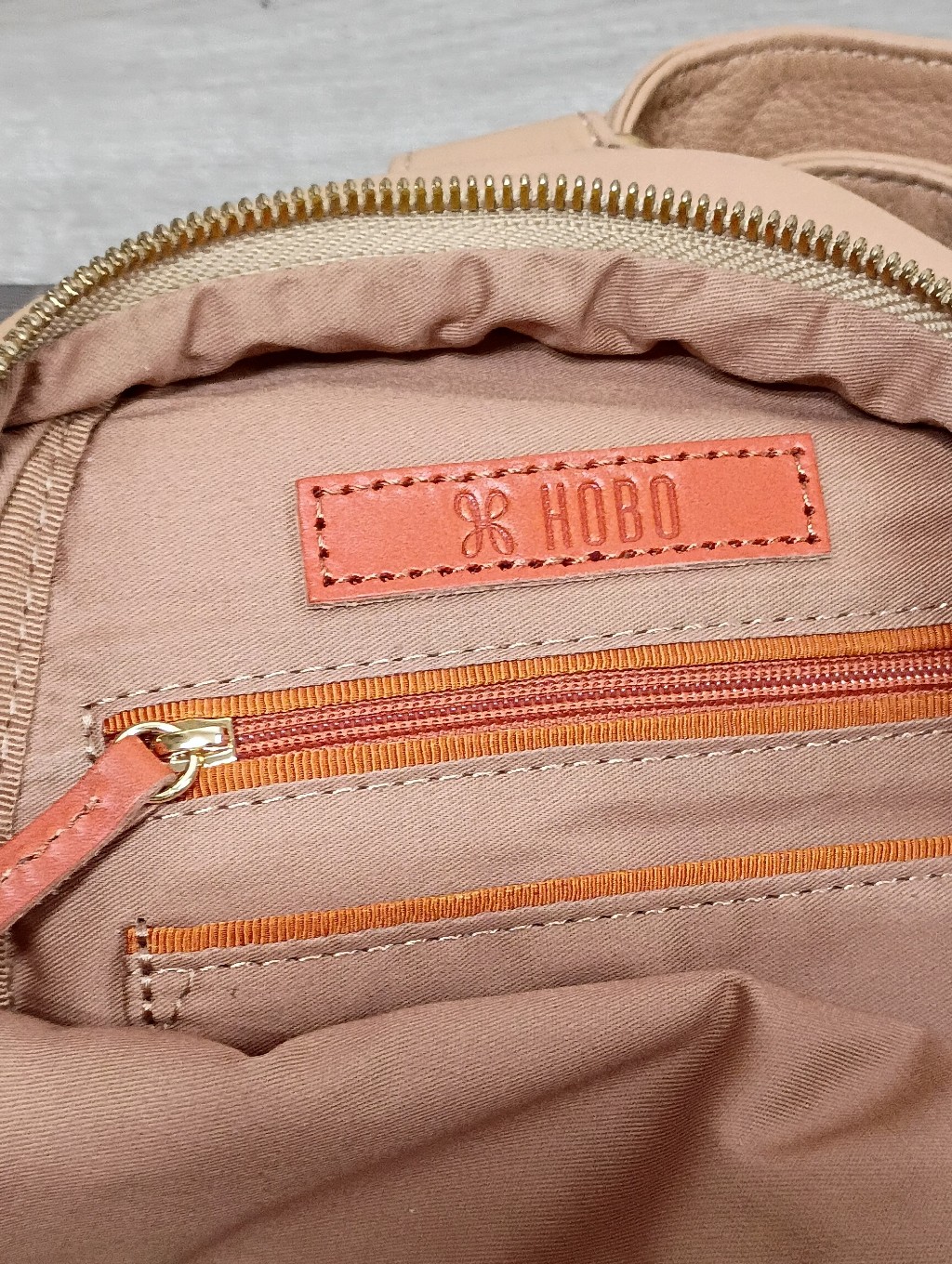 Hobo Unisex Classic Casual Fern Sandstone Pebbled Leather Sling Crossbody Bag — image 5 of 6